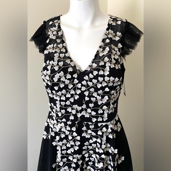 BCBG MaxAzria Black and White Asymmetrical
High-Low gorgeous prom ore eve dress. - Picture 6 of 7